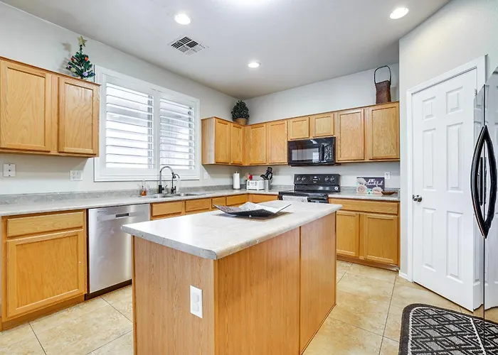 Relax Poolside! Group-friendly San Tan Valley Gem Holiday home