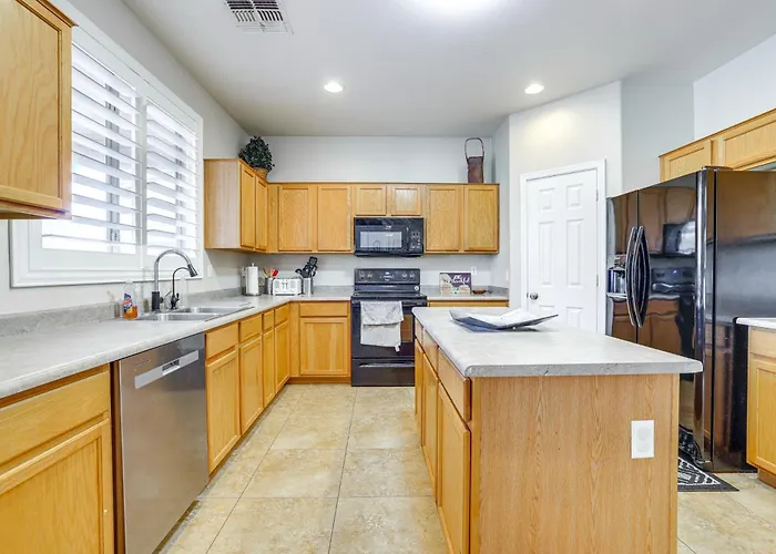 Holiday home Relax Poolside! Group-friendly San Tan Valley Gem