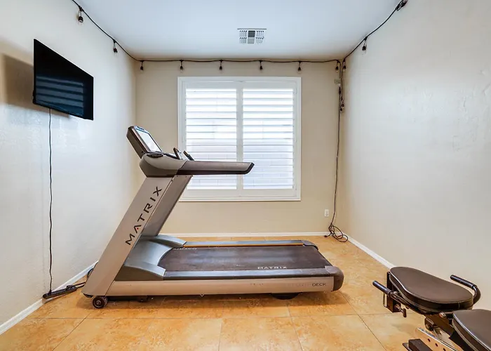 Relax Poolside! Group-friendly San Tan Valley Gem