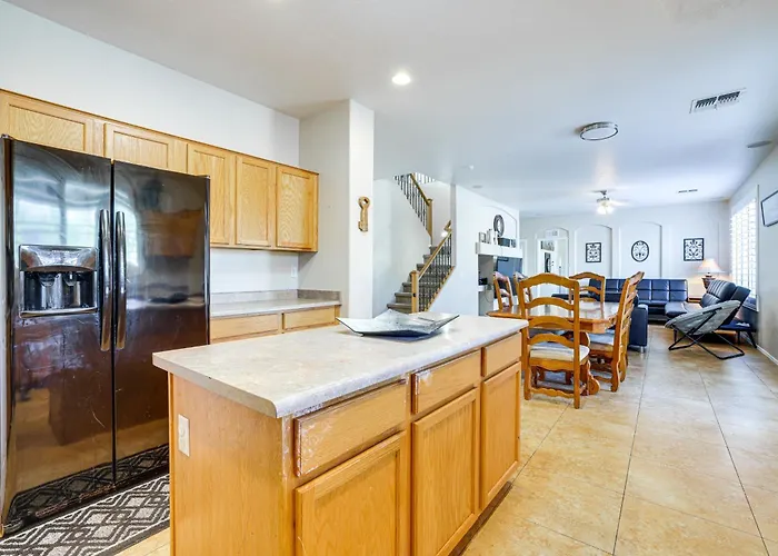 Relax Poolside! Group-friendly San Tan Valley Gem Holiday home