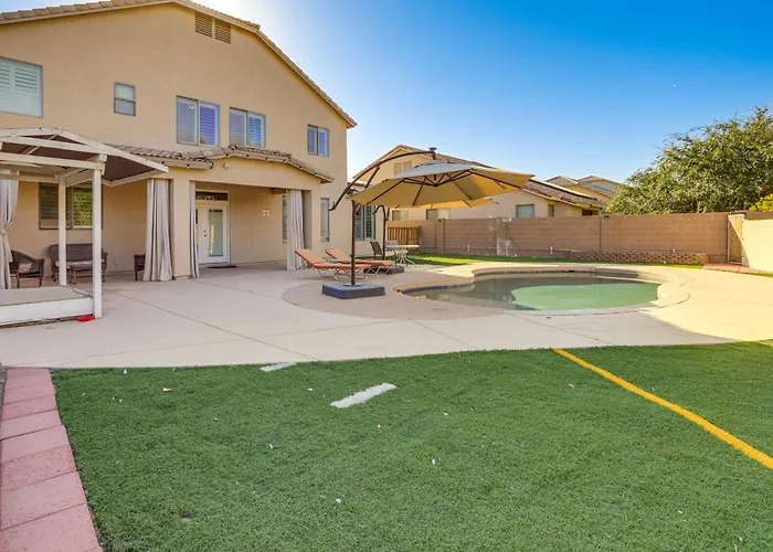 Relax Poolside! Group-friendly San Tan Valley Gem Holiday home *