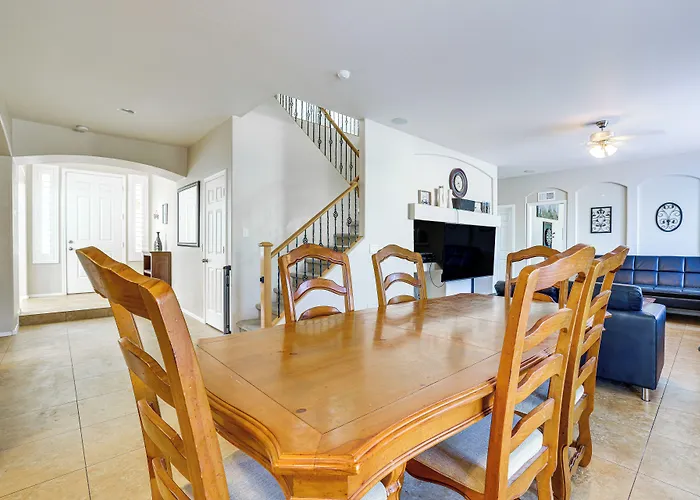 Relax Poolside! Group-friendly San Tan Valley Gem Holiday home