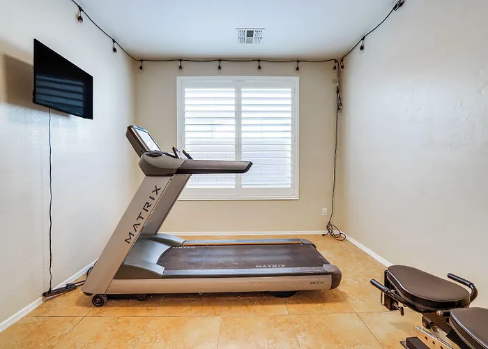 Relax Poolside! Group-friendly San Tan Valley Gem